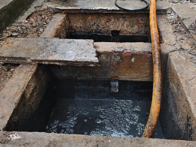 廖家巷清理化粪池